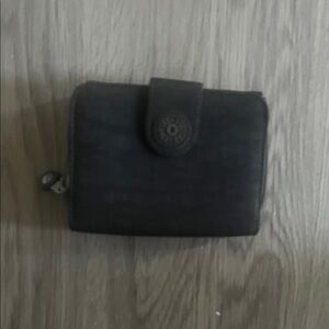 Compact Black Wallet with Zipper